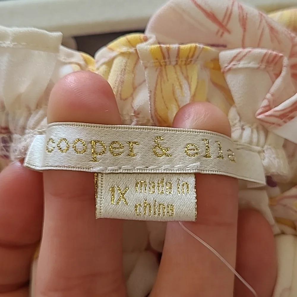 Copper & Ella Floral top, 1X, White with flower prints - Picture 5 of 6